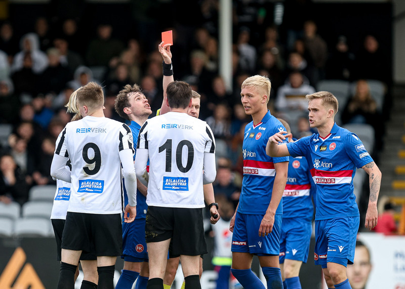 Tvö rauð spjöld fóru á loft þegar HK vann KR fyrr í sumar.