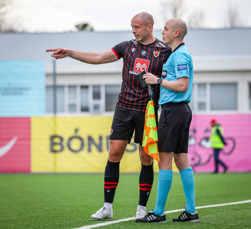 Jón Guðni ræðir við Patrik Frey aðstoðardómara í leik Víkings og FH.