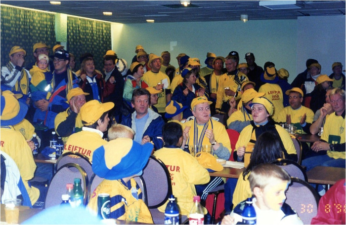 Stuðningsmenn Leifturs í stuði fyrir bikarúrslitaleikinn árið 1998.