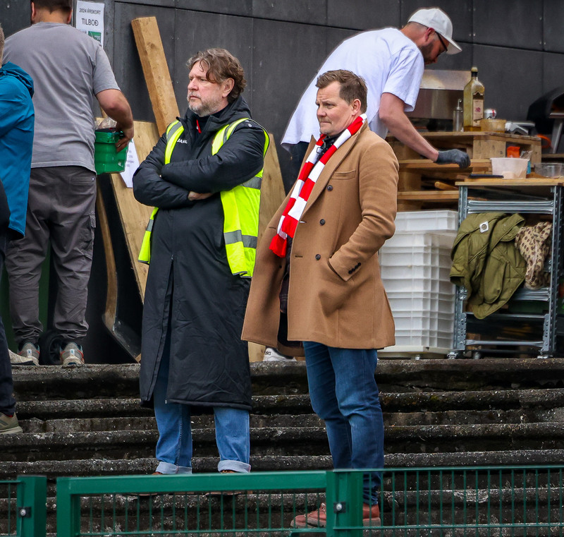 Kristján Kristjánsson (í vestinu) er formaður fótboltadeildar og Bjarnólfur Lárusson er formaður aðalstjórnar.