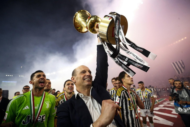 Allegri með bikarinn.