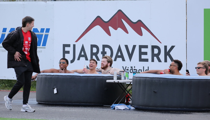 Horfðu á leikinn úr pottinum - Framúrskarandi bikarstemning í Mosó