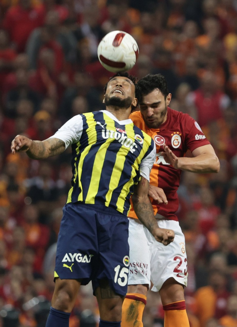 Joshua King í baráttu við Kaan Ayhan.