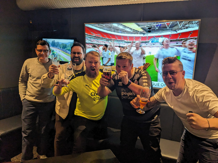 Crawley Town klúbburinn á Íslandi hittist á Ölveri.