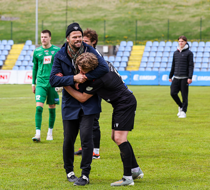 Hermann Hreiðarsson tók aðeins á Birki Heimissyni eftir leik.