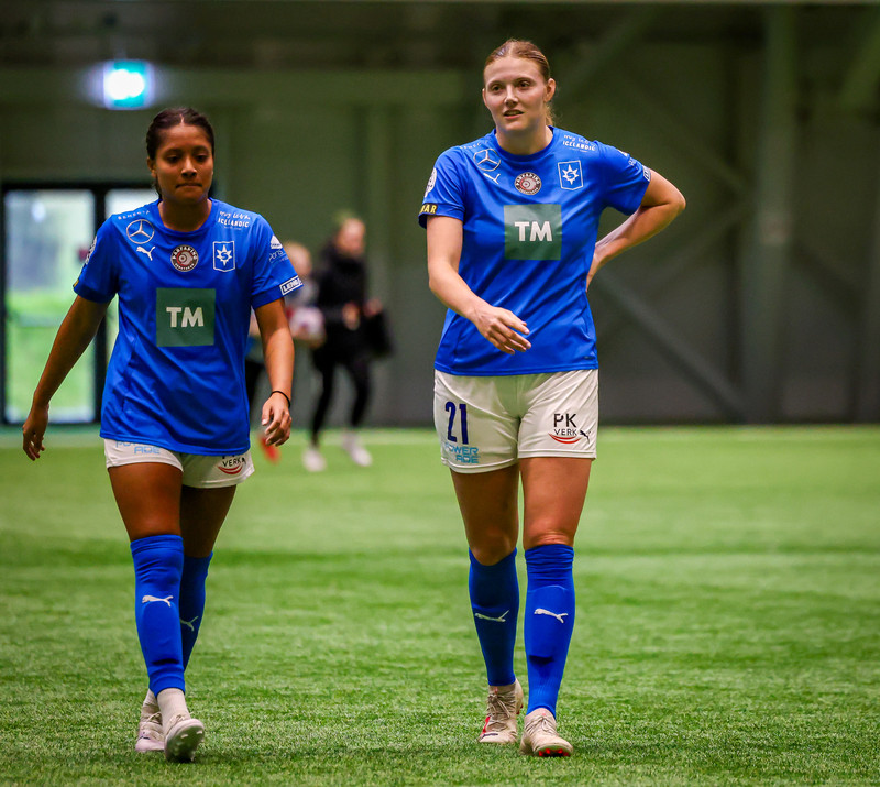 Caitlin Cosme hér til vinstri.