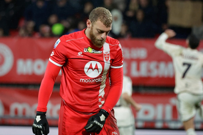 Monza sársaknar Michele Di Gregorio sem var seldur til Juventus fyrir 20 milljónir evra síðasta sumar.