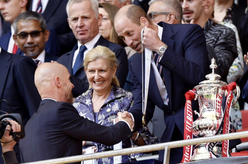 Erik ten Hag fær medalíu frá Vilhjálmi Bretaprins