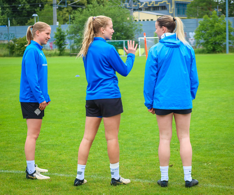 Emilía Kiær Ásgeirsdóttir og Amanda Andradóttir fara hér yfir málin með Söndru Maríu Jessen.