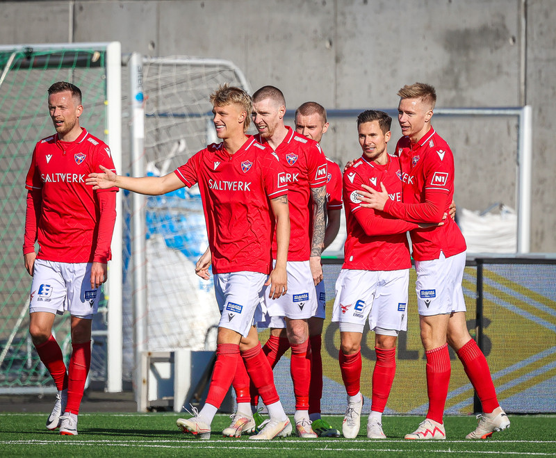 Ísland í dag - Valur til Ísafjarðar og KR í Fossvoginn