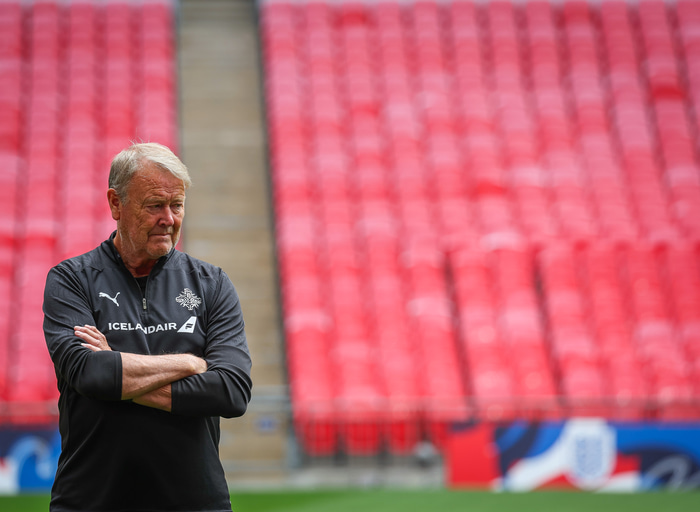 90  þúsund manns fylla sætii Wembley á morgun.