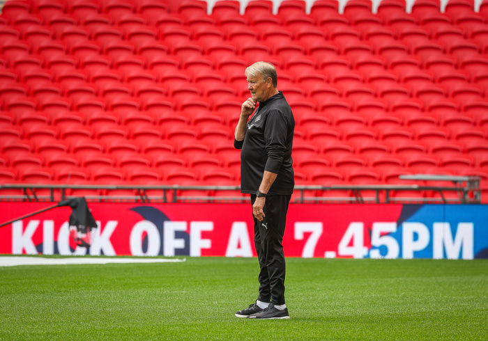 Leikurinn hefst 18:45 á morgun að íslenskum tíma, 19:45 að enskum.