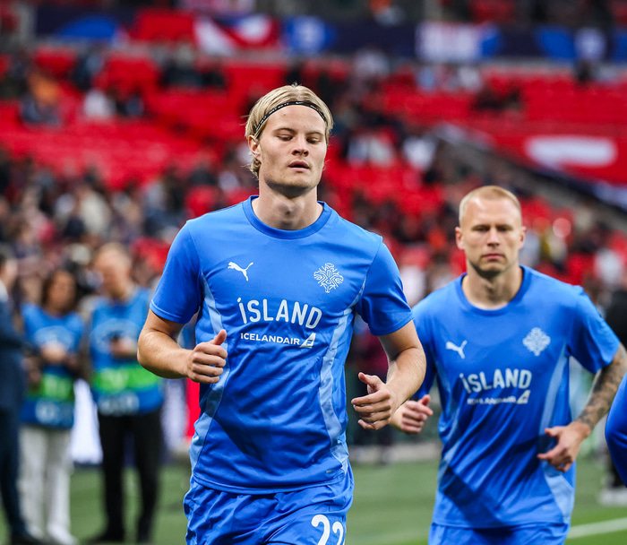 Andri Lucas hitar upp fyrir landsleik.