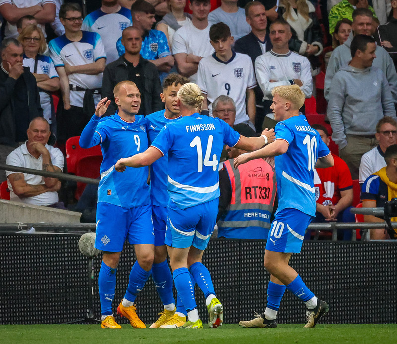 Fagna markinu gegn Englandi
