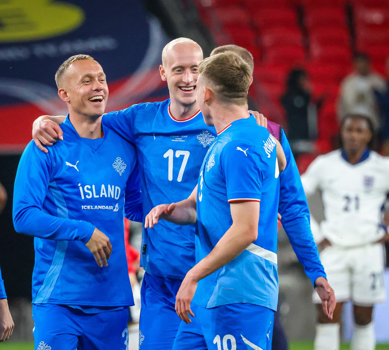 Íslensku leikmennirnir fagna sigrinum í gær.