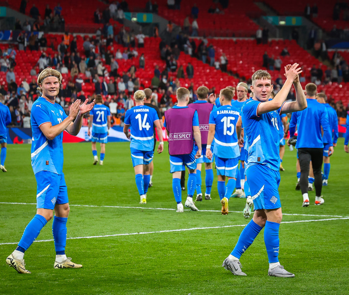 Ísland fagnar sigrinum á Wembley.