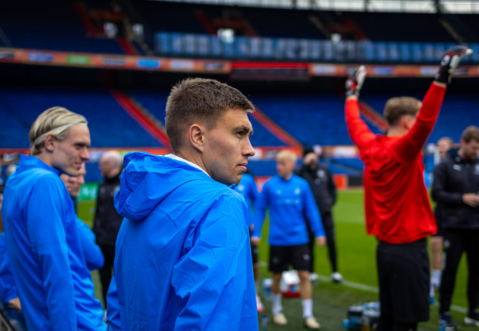 Daníel Leó fylgist með æfingu íslenska liðsins í Rotterdam í dag.