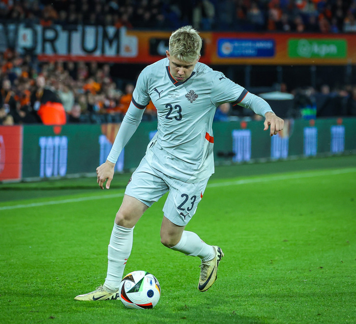 Kristian Nökkvi meiddist í fyrri hálfleik