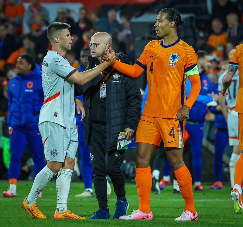 Jóhann Berg Guðmundsson þakkar Virgil van Dijk fyrir leikinn í Rotterdam í kvöld.