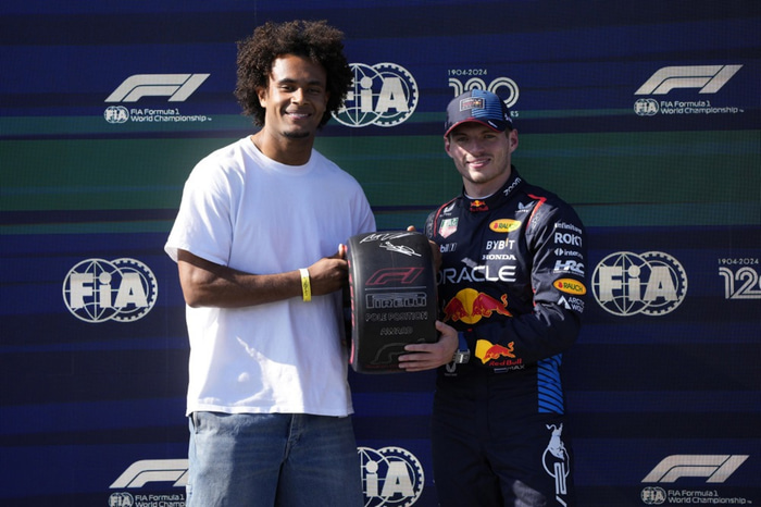 Sóknarmaðurinn Jozhua Zirkzee með heimsmeistaranum í Formúlu 1, Max Verstappen.