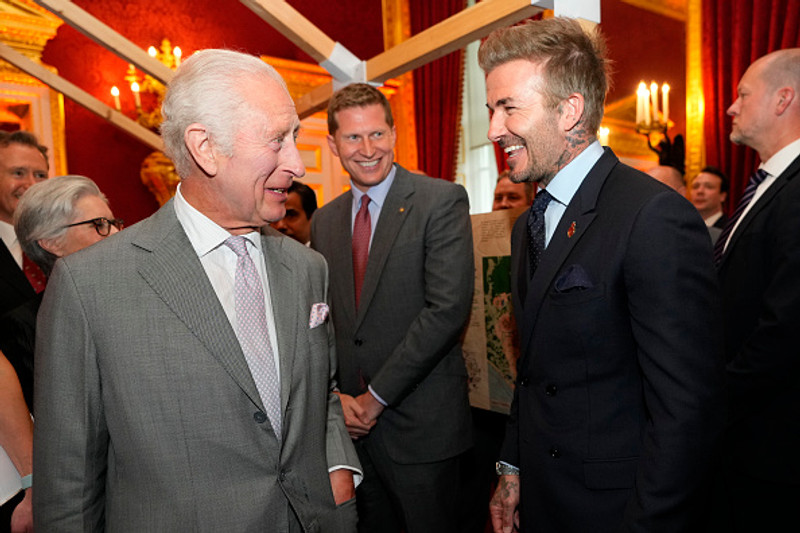 Bretakonungur og David Beckham ræða boltann.
