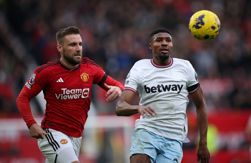 Í baráttunni við Luke Shaw.