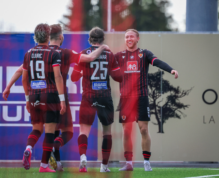 Stoðsendingu Helga fagnað í leiknum gegn Fylki.