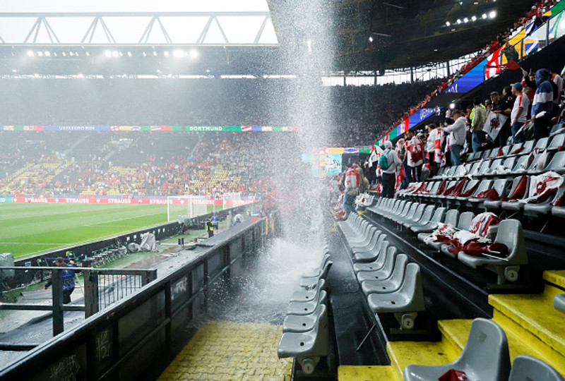 Úrhelli í Dortmund - Minnir á Old Trafford