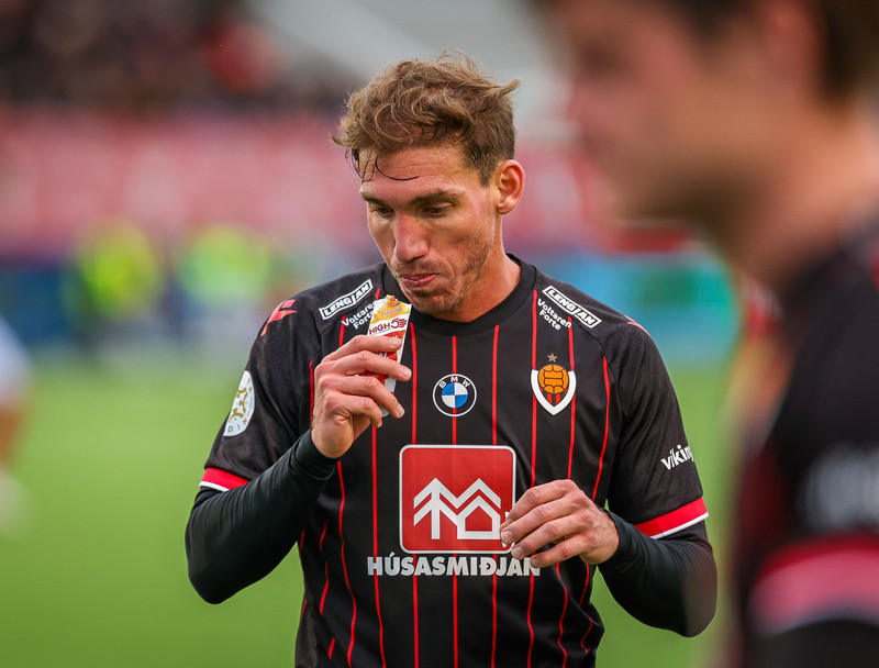 Pablo Punyed fær sér kvöldmat.