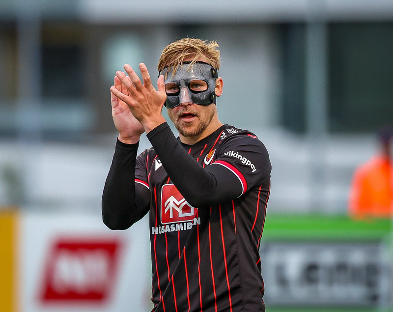 Oliver Ekroth varnarmaður Víkings spilaði með grímu gegn Val eftir að hafa nefbrotnað í leik gegn Fylki á dögunum.