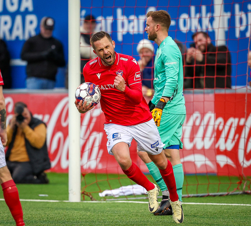 Gylfi hallast að því að halda áfram en ætlar ekki út - „Vonandi næ ég fyrri styrk á næsta tímabili"