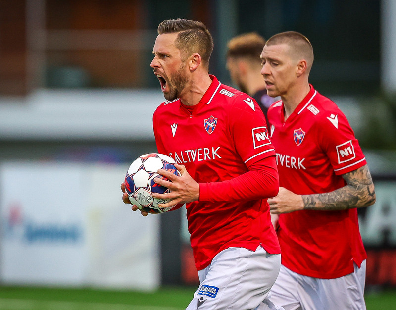 Gylfi Þór Sigurðsson fagnar marki með Val.