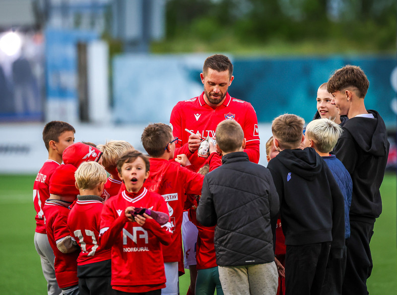 Gylfi gefur ungum aðdáendum áritanir.