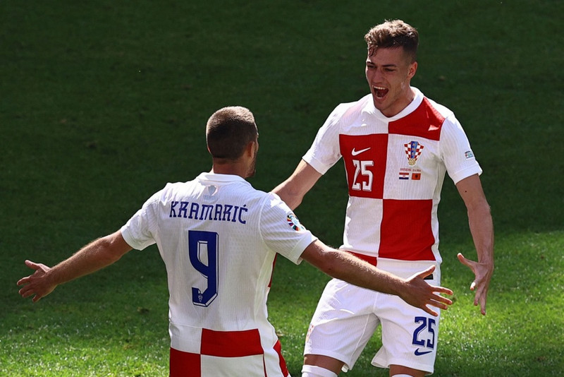Andrej Kramaric og Luka Sucic fagna.