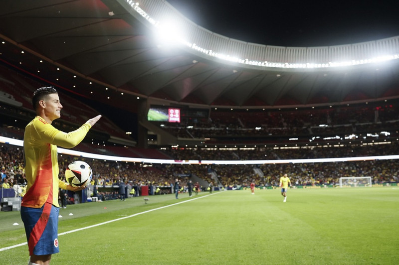 James Rodriguez lagði upp bæði mörk Kólumbíu
