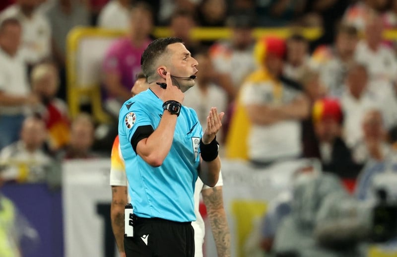Michael Oliver átti að dæma leikinn í nótt