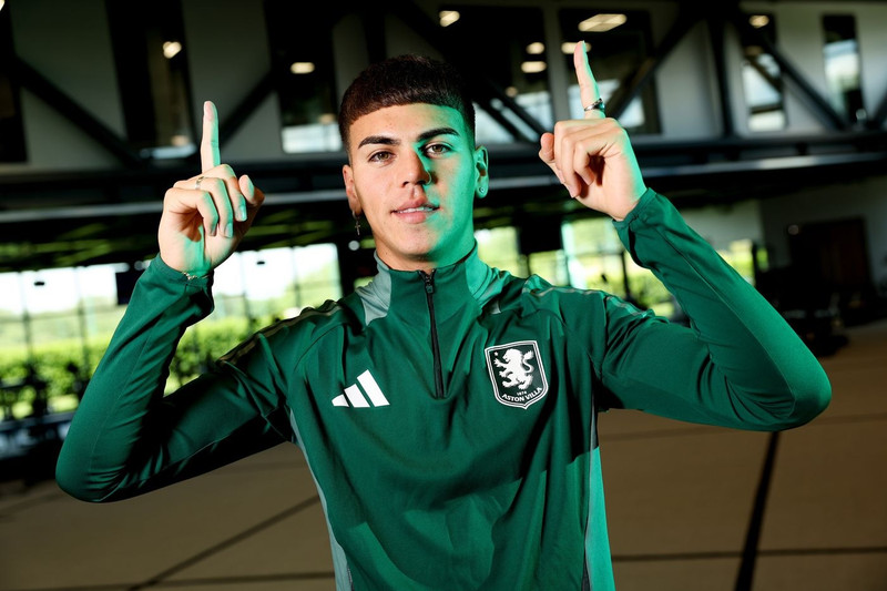 Barrenechea er samningsbundinn Aston Villa til 2029 en verður líklegast seldur til Benfica á næstu leiktíð.
