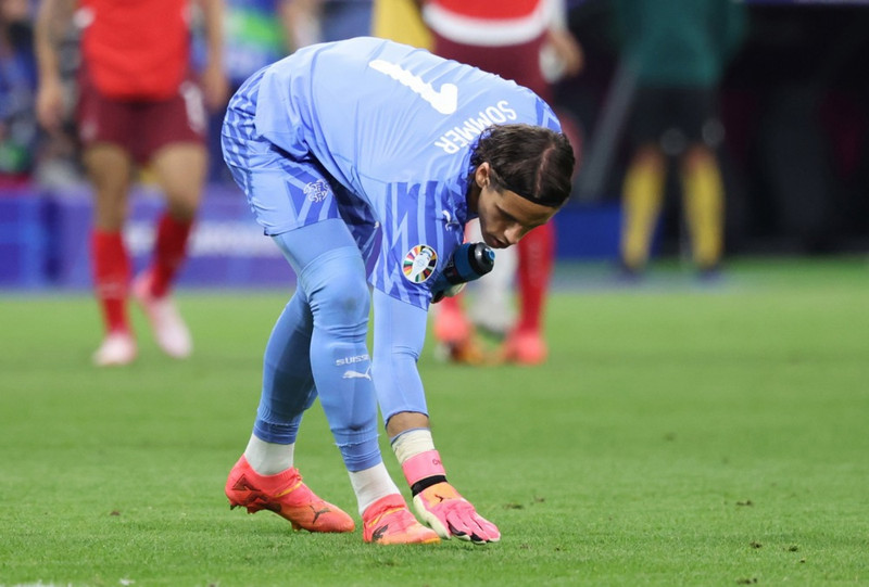 Yann Sommer markvörður reynir að laga völlinn eitthvað til fyrr á mótinu.