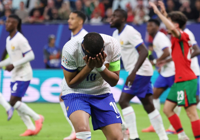 Kylian Mbappe fékk ekki mörg færi í leiknum en hann er enn að glíma við áverka í andliti
