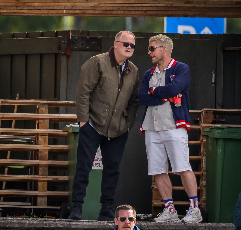 Jón Ólafsson (vinstri) ásamt Jens Sævarssyni að fara yfir mál Þróttara