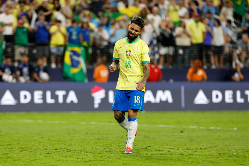 Douglas Luiz ætlaði að vera eitursvalur í vítakeppninni. Hann starði í augu markvarðar Úrúgvæ í hálfa mínútu áður en hann setti boltann í stöng