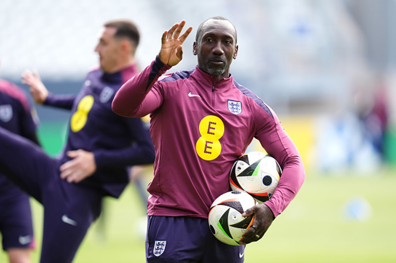 Jimmy Floyd Hasselbaink getur gefið Englandi innherjaupplýsingar.