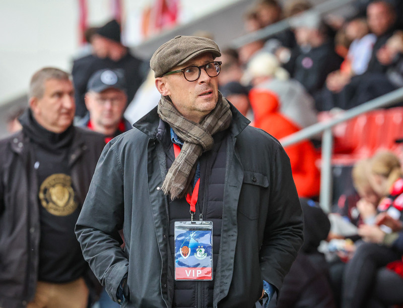 Jörundur Áki Sveinsson starfandi framkvæmdastjóri KSÍ skoðar aðstæður á Víkingsvelli.