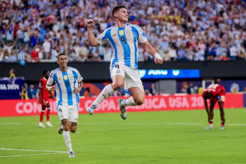<b>Julian Alvarez (Argentína)</b> - Nýkominn frá Bandaríkjunum þar sem Argentínumenn unnu Copa America. Alvarez er 24 ára sóknarleikmaður sem skoraði ellefu mörk fyrir Manchester City á síðasta tímabili. Argentínumenn eru sigurstranglegastir á Ólympíuleikunum.
