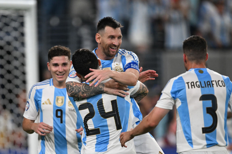 Messi fagnar marki með Argentínu.