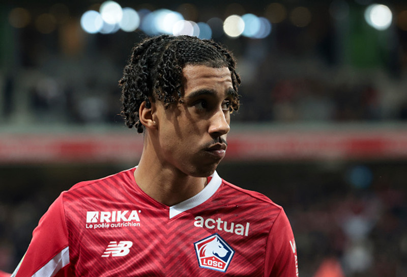 Yoro á leið í læknisskoðun hjá Man Utd
