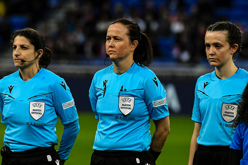 Cheryl Foster dæmir leik Íslands og Þýskalands.