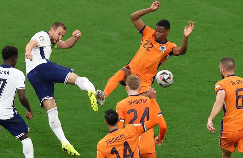 England fékk umdeilt víti í sigrinum gegn Hollandi.