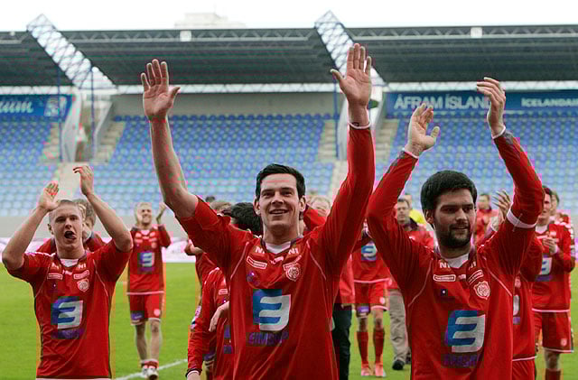 ,,Móralski dagurinn okkar fór reyndar aðeins úr böndunum enda hafði títt nefndur Jón Jónsson verið að spila á Græna hattinum og þá ef einhverntímann ætti nú að vera tilefni til þess að fá sér eitt rauðvínsglas og tvo bjóra, sem og menn létu af verða og fengu lítið lof fyrir þá frammistöðu.