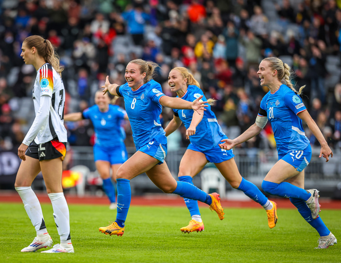 Fagnar marki með Íslandi.